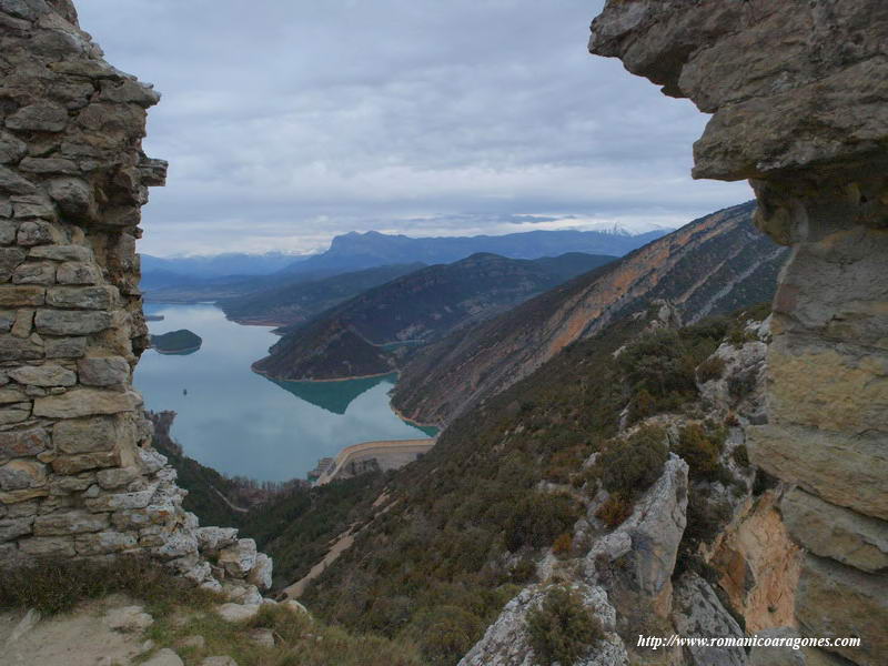 PRESA Y PANTANO DE MEDIANO, DESDE EL INTERIOR DE LA TORRE. AL FONDO, LA PEA MONTAESA.